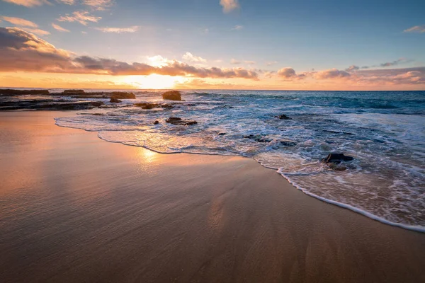 Sandy Beach, Oahu, Hawaii 'den gün doğumu — Stok fotoğraf