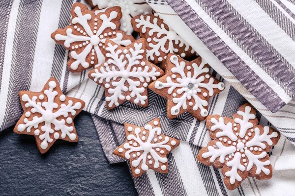 Gingerbread snowflakes cookies on napkin — Stock Photo, Image