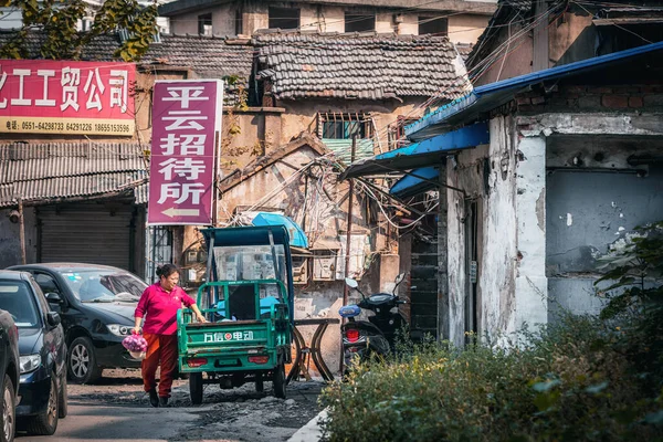 Místní pouliční jídlo na Ninghai East Road v blízkosti centra města, Šanghaj, Čína — Stock fotografie