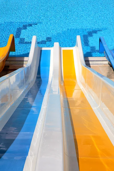 Toboggan aquatique avec piscine — Photo