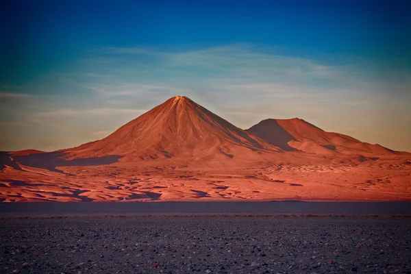 Vulcões Licancabur e Juriques, Chile — Fotografia de Stock