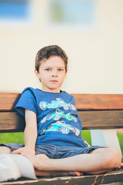 Muchacho triste sentado en un banco —  Fotos de Stock