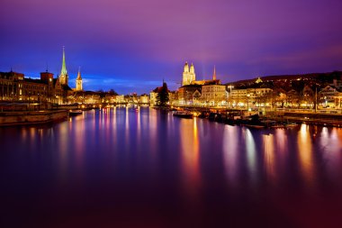 Zürih siluetinin ve geceleri Limmat Nehri
