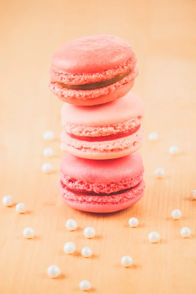 Strawberry, raspberry and rhubarb macaroons — Stock Photo, Image