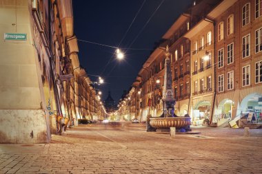 Sokağın Kramgasse Bern adlı gece görünümü