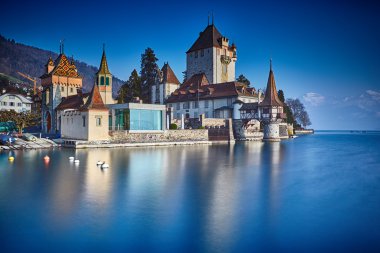 Oberhofen kale lake Thun üzerinde