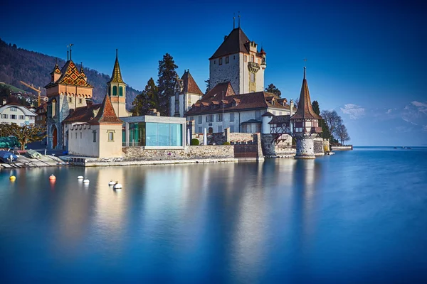 Oberhofen замок на озеро Тун — стокове фото