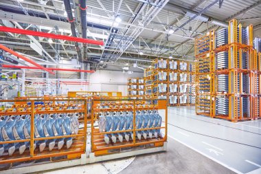 bir araba fabrikasında yedek parça