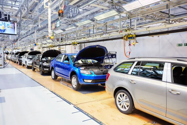 Assembling cars on conveyor line — Stock Photo, Image