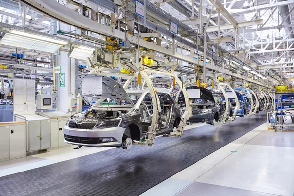 Montaje de coches en la línea transportadora — Foto de Stock