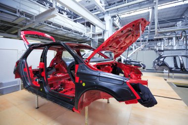 Otomobil fabrikasında otomatik kaporta