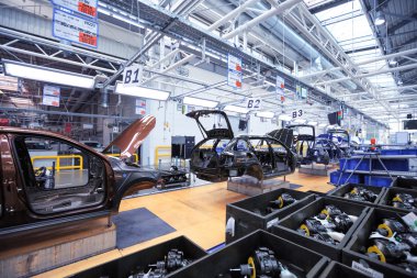 Araba fabrikasında konveyör satırındaki oto tamirhanesi