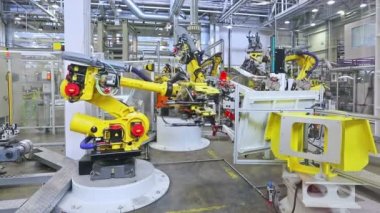 robotlar ve bir araba fabrika işçisi