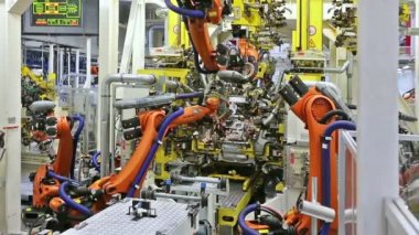 bir araba fabrikasında robot savaş silahları