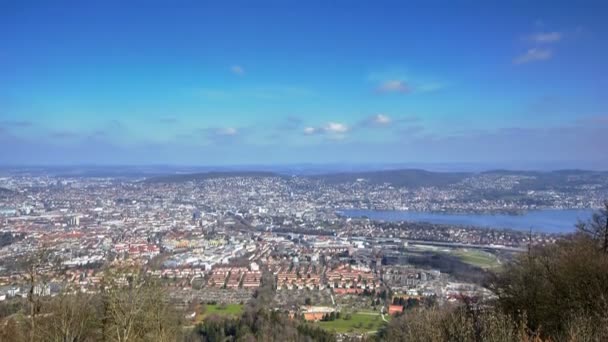 Vista aérea da cidade de Zurique da colina de Uetliberg — Vídeo de Stock