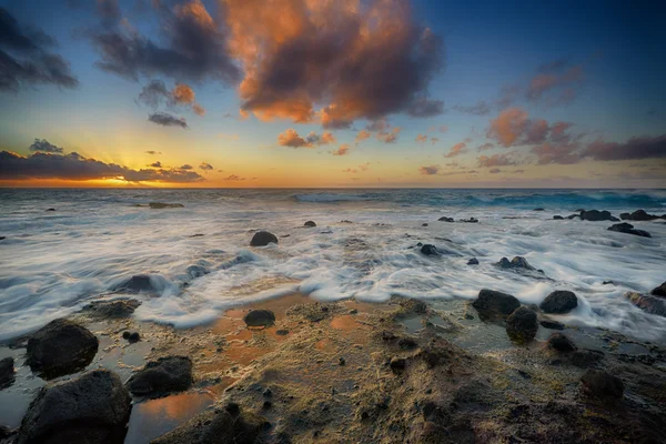 Wschód słońca od Sandy Beach, Oahu, Hawaje — Zdjęcie stockowe