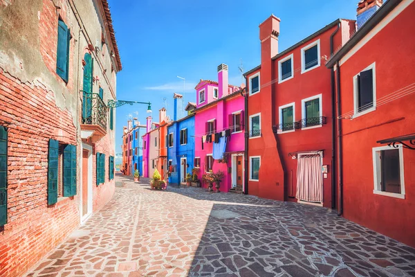 Färgglada fasad på Burano, provinsen Venedig — Stockfoto