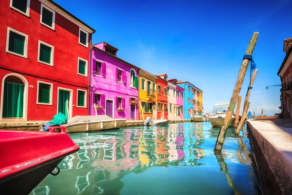 Facciata colorata su Burano, provincia di Venezia — Foto Stock