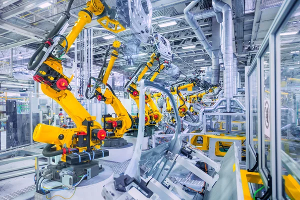 Robots dans une usine automobile — Photo