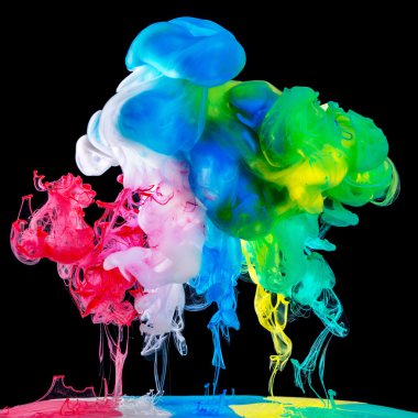 Su siyah arka plan üzerinde renkli mürekkepler