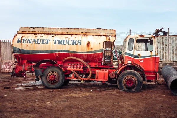 Renault kamyon Sarnıcı terk — Stok fotoğraf