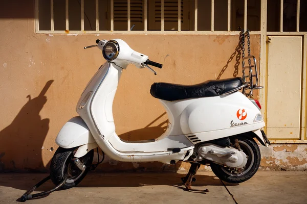 Eski vespa scooter — Stok fotoğraf