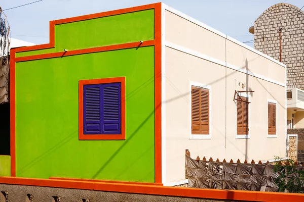 Barevné Cape Verde architektura, bytový dům — Stock fotografie