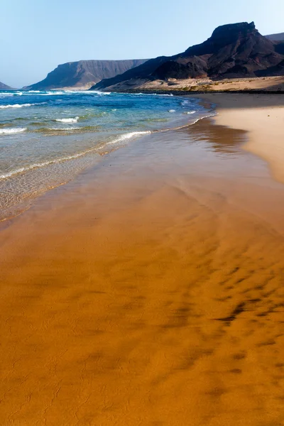 Pláži vlny a hory v Kapverdách, Afrika — Stock fotografie