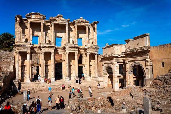 Turisti in visita Efes, edificio della Biblioteca Celsus — Foto Stock