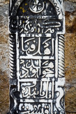 Bir mezar taşı Arapça kitabe