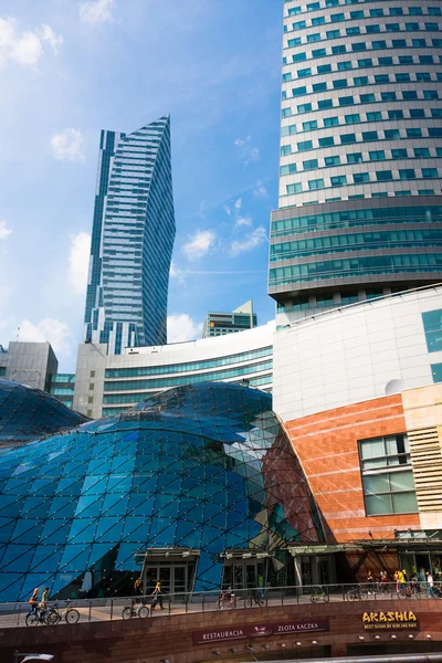 Centro comercial en Varsovia Terrazas de Oro (Zlote Tarasy ) — Foto de Stock