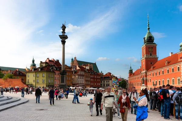 Warszawa, turister på torget Castle Square — Stockfoto