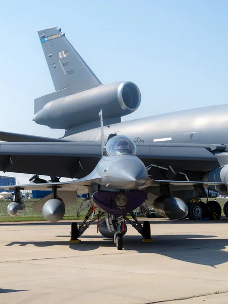 Kc 10 a と比較して f-16 戦闘機 — ストック写真