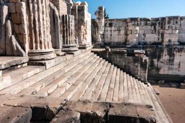 Apollon Tapınağı, sütunlar ve merdiven