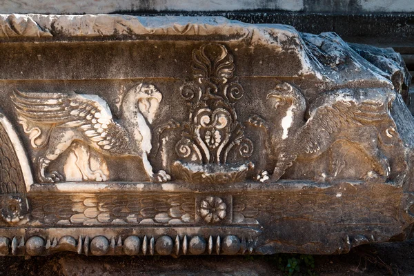 Gryfů, vytesané do kamene starověkého chrámu, Didyma, Turecko — Stock fotografie