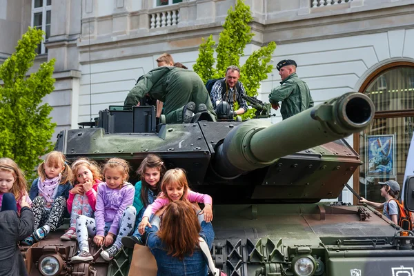 Leopard 2 tank en kinderen — Stockfoto