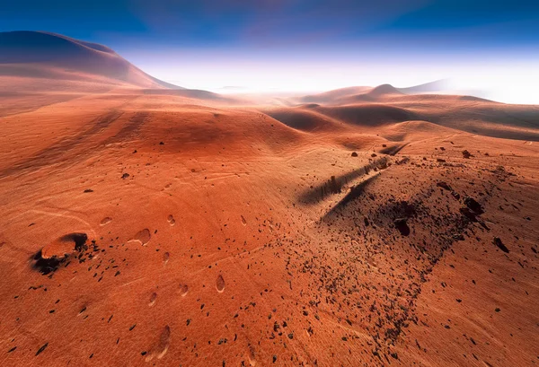 Марсианский пейзаж, кратеры и скалы, земля и небо — стоковое фото