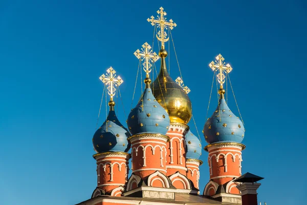 Moskou straat Varvarka. Tempel van St. George de overwinnaar op de Pskovskaja heuvel met klokkentoren 1658. Rusland — Stockfoto