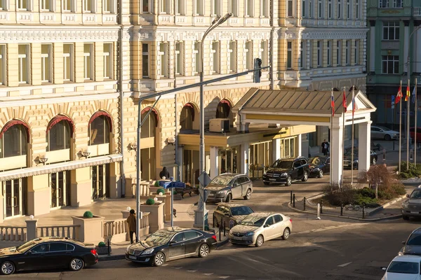 Москва, Російська Федерація - Лютий 18.2015. Центральний вхід до готелю Kempinski «Балчуг» — стокове фото