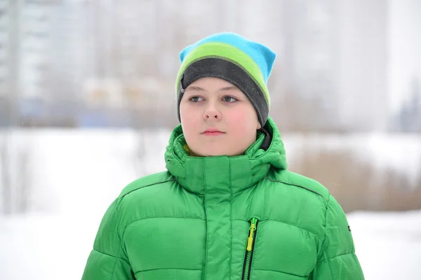 Portret nastoletniego chłopca w Natura Zima — Zdjęcie stockowe