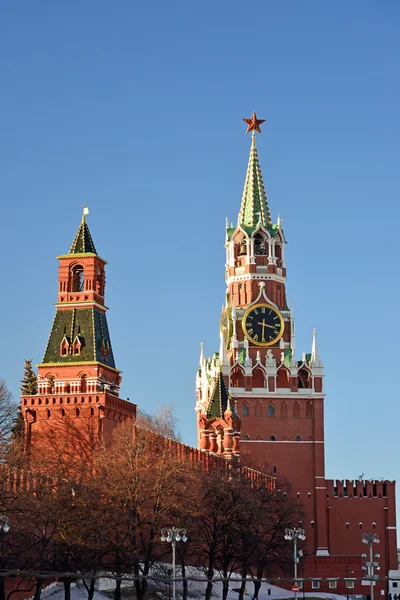Спасская и Набатная башни Московского Кремля, Россия — стоковое фото