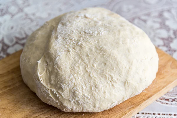 Pasta di lievito grezzo su una tavola di legno — Foto Stock