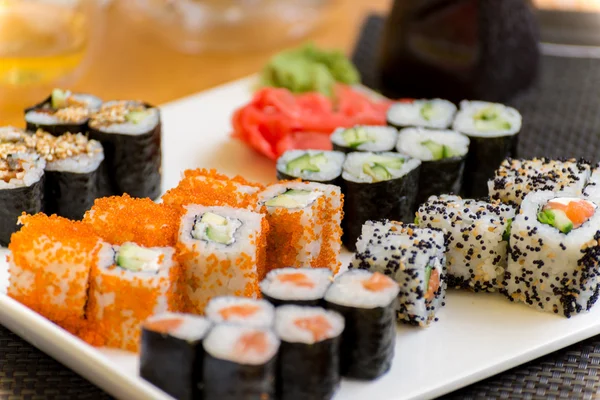 Set de sushi con mariscos, cocina japonesa —  Fotos de Stock