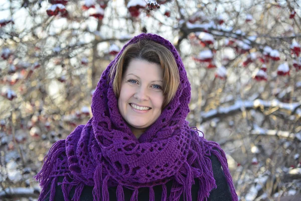俄罗斯女人在头上的围巾 — 图库照片