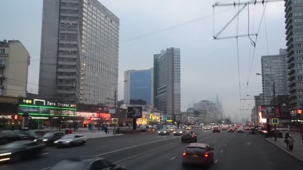 Moscú, Rusia - Febrero 21.2016. Movimiento a lo largo de New Arbat Street en el centro por la noche — Vídeos de Stock