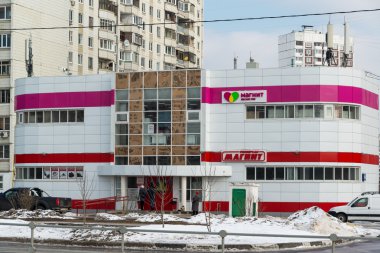 Zelenograd, Rusya - 20 Şubat 2016. Büyük zincir mağazalar ürünler ve kozmetik Magnit