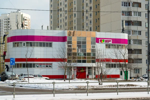 Zelenograd, Rusia - 20 de febrero de 2016. Grandes cadenas de tiendas de productos y cosméticos Magnit — Foto de Stock