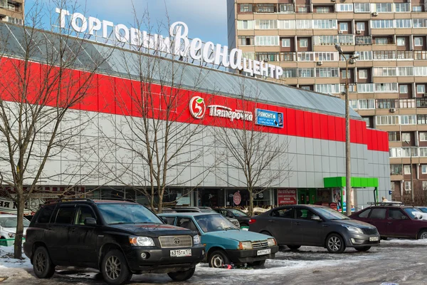 Zelenograd, Rusland - 20 februari 2016. Grote keten winkels Pyaterochka producten in winkelcentrum Vesna — Stockfoto