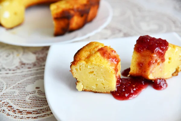 Casseruola di cagliata in forma di torta con marmellata di bacche — Foto Stock