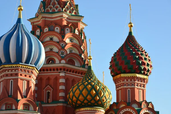 Saint Basil Cathedral and Vasilevsky Descent of Red Square in Moscow, Russia — Stock Photo, Image